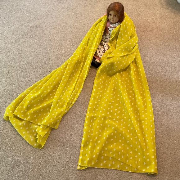 large wrap/scarf, yellow and white teardrops, Felicity the doll is not included - Picture 6 of 9